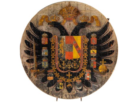 Holztafel mit bekröntem Doppeladler und dem Habsburg-Wappen